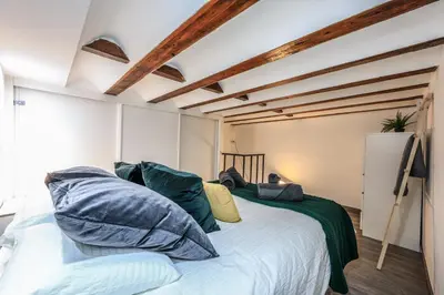 Cama o camas de una habitación en Discover Madrid from our cozy studio