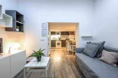 Una cocina o zona de cocina en Discover Madrid from our cozy studio