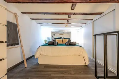 Cama o camas de una habitación en Discover Madrid from our cozy studio