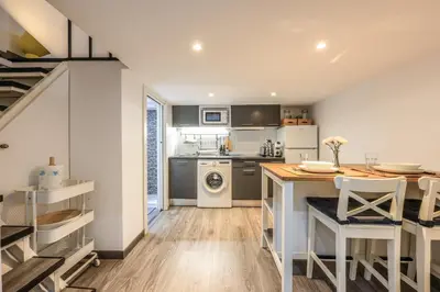Una cocina o zona de cocina en Discover Madrid from our cozy studio