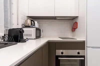 Una cocina o zona de cocina en 2 Bedrooms 2 Bathrooms - Modern and Cozy- Imperial