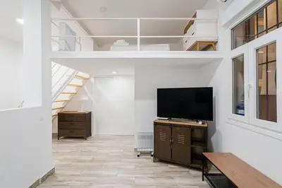 Una televisión o centro de entretenimiento en Nice apartment in Chamberí PON23