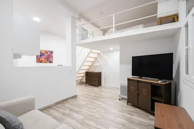 Una televisión o centro de entretenimiento en Nice apartment in Chamberí PON23