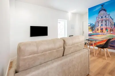 Una televisión o centro de entretenimiento en Bright Refurbished -1Bedroom 1Bathroom-Salamanca