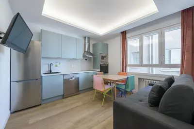 Una cocina o zona de cocina en Gran Vía Capitals Residences - by MONARO