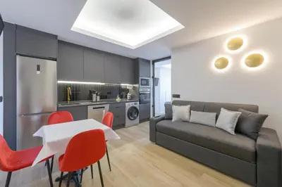Una cocina o zona de cocina en Gran Vía Capitals Residences - by MONARO