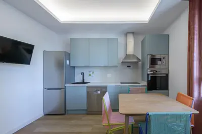 Una cocina o zona de cocina en Gran Vía Capitals Residences - by MONARO