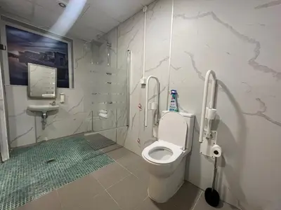 Un baño de Debod Hostel