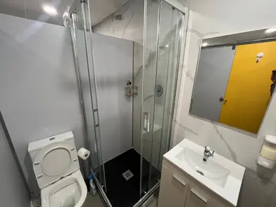 Un baño de Debod Hostel