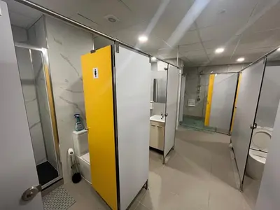 Un baño de Debod Hostel