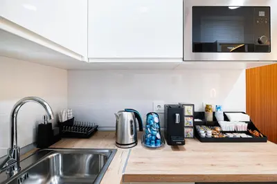 Una cocina o zona de cocina en Sleep, Shower and coffee near Madrid's Gran Via
