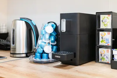 Utensilios para hacer té y café en Sleep, Shower and coffee near Madrid's Gran Via
