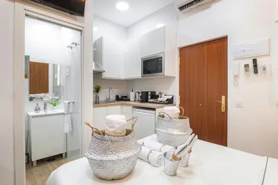 Una cocina o zona de cocina en Sleep, Shower and coffee near Madrid's Gran Via