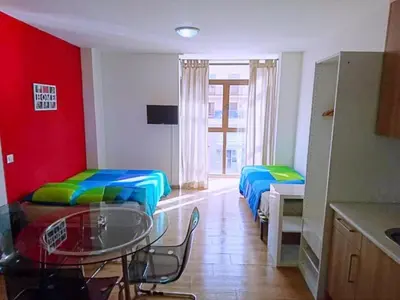 Una televisión o centro de entretenimiento en TravelStep General Ricardos