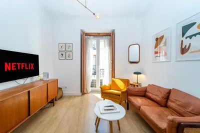 Una televisión o centro de entretenimiento en GuestReady - Barrio de las Letras Nest