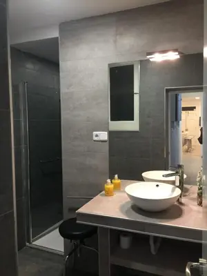 Un baño de Amplio apto a 200m de Plaza de España, A/C WIFI