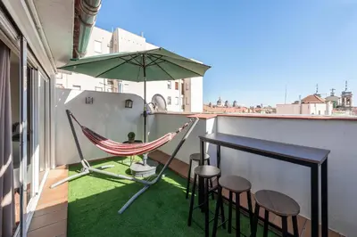 Un balcón o terraza de Ático en el centro con terraza y vistas increíbles
