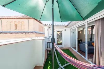 Un patio o zona al aire libre en Ático en el centro con terraza y vistas increíbles