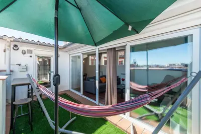 Un balcón o terraza de Ático en el centro con terraza y vistas increíbles