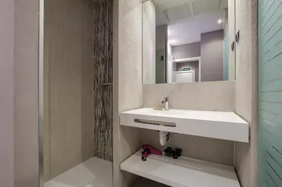 Un baño de Madrid Catedral - 1 dormitorio en el Centro