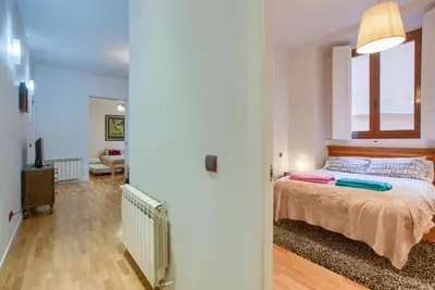 Cama o camas de una habitación en Amplio y luminoso apartamento en el centro de Madrid