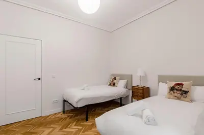 Cama o camas de una habitación en GuestReady - Trendy residence near Plaza Mayor