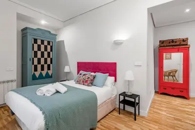 Cama o camas de una habitación en GuestReady - Trendy residence near Plaza Mayor