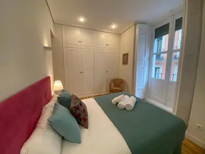 Cama o camas de una habitación en GuestReady - Trendy residence near Plaza Mayor
