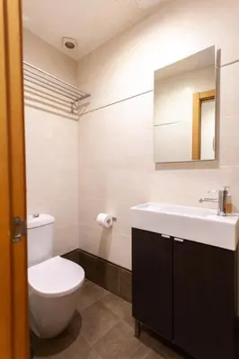 Un baño de Piso con dos dormitorios frente a Plaza Mayor