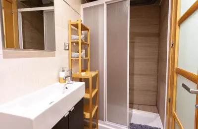 Un baño de Piso con dos dormitorios frente a Plaza Mayor