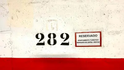 Certificado, premio, señal o documento que está expuesto en Apartamento Marques de Zafra - Ventas