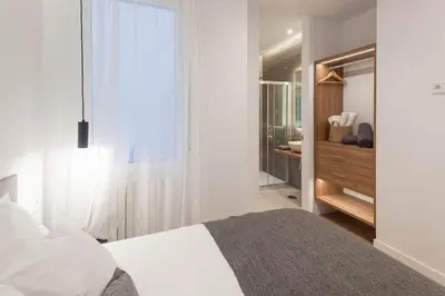Cama o camas de una habitación en Chamberi III calle Cardenal Cisneros 3BR 3BH