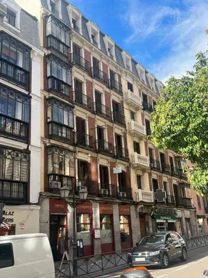 Edificio en el que se encuentra el hostal o pensión