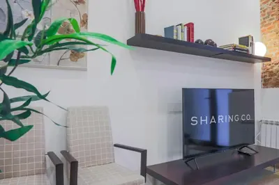 Una televisión o centro de entretenimiento en Housing Malasaña by SharingCo