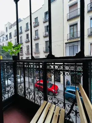 Un balcón o terraza de Lovely big House in Gran via - Friends & Families