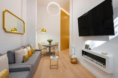 Una televisión o centro de entretenimiento en Smart Apartment Near Puerta Del Sol