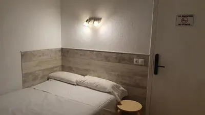 Cama o camas de una habitación en Hostal Ginebra -Madrid Centro Gran Vía Sol-