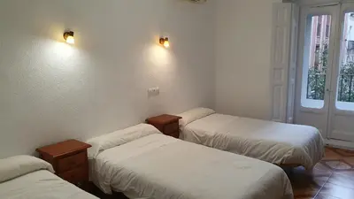 Cama o camas de una habitación en Hostal Ginebra -Madrid Centro Gran Vía Sol-