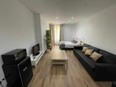 Una televisión o centro de entretenimiento en Estudio Retiro-Ibiza II