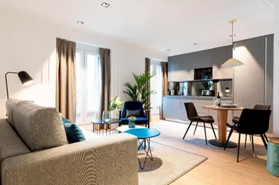 Zona de estar de Edmond Vibes Puerta del Sol Suites
