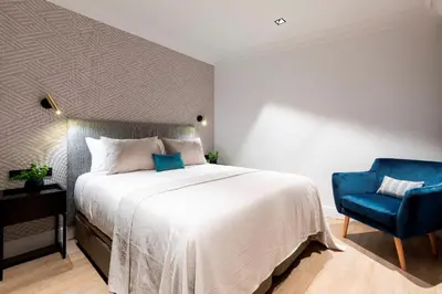 Cama o camas de una habitación en Edmond Vibes Puerta del Sol Suites