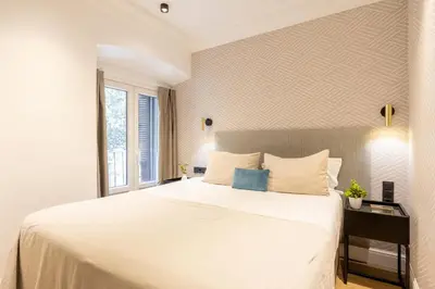 Cama o camas de una habitación en Edmond Vibes Puerta del Sol Suites