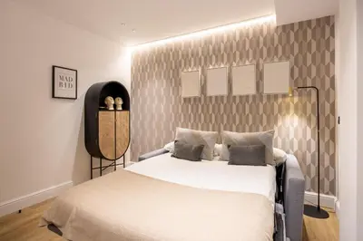 Cama o camas de una habitación en Edmond Vibes Puerta del Sol Suites