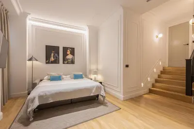 Cama o camas de una habitación en Edmond Vibes Puerta del Sol Suites