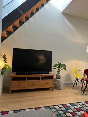 Una televisión o centro de entretenimiento en Plaza Mayor private terrace apartment