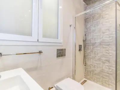 Un baño de apartamento en lavapies-museo reina sofia