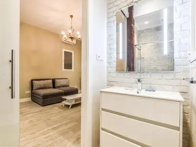 Un baño de apartamento en lavapies-museo reina sofia
