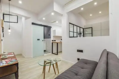 Una cocina o zona de cocina en pequeño apartamento reformado en el centro ALQUILER TEMPORAL