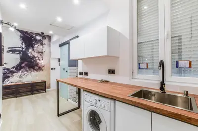 Una cocina o zona de cocina en pequeño apartamento reformado en el centro ALQUILER TEMPORAL