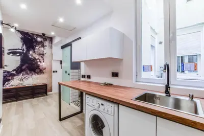 Una cocina o zona de cocina en pequeño apartamento reformado en el centro ALQUILER TEMPORAL